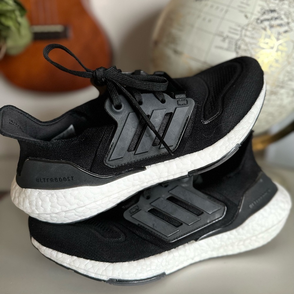 Adidas Ultraboost 22 (W) Black & White